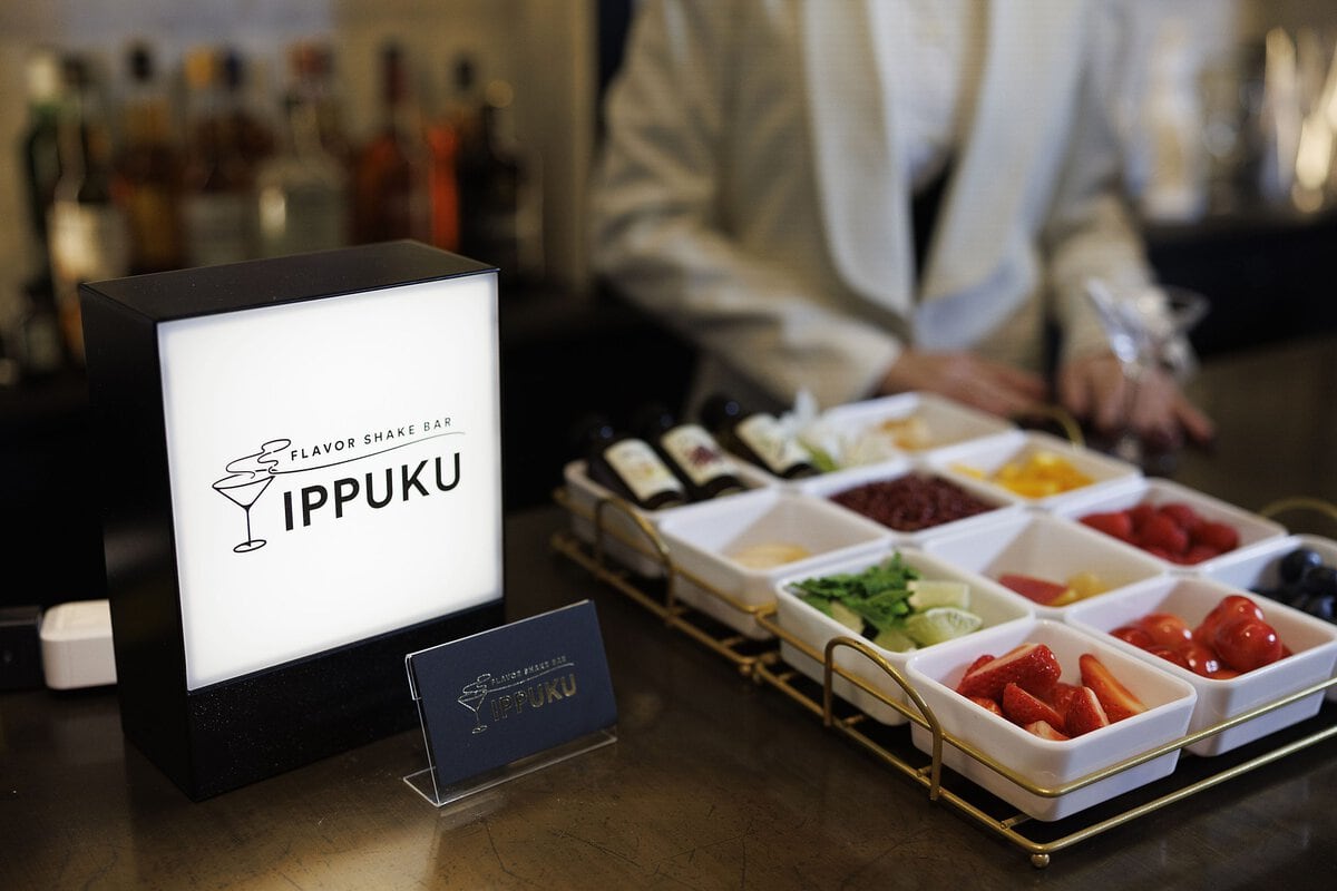 バーに見立てたブース「FLAVOR SHAKE BAR IPPUKU」が設けられ、バーテンダーに扮したマジシャンがマジックを披露