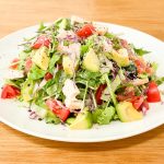 小さくカットすることでサラダを取り分けたとき、誰かのところにだけ「スモークチキンスライス」が入ってて、自分のところには入ってない! なんて悲劇はなくなります