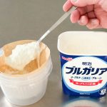 コーヒーペーパーを使い、ヨーグルトを水切りするのですが、ここに塩こうじを加えるのがポイント