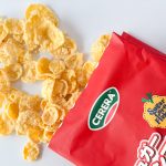 「シュガーコーンフレーク」は着色料や香料は不使用で、シュガーコーティングされていて、エネルギーは100gあたり398kcalで