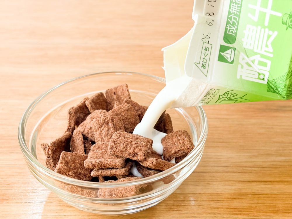 「チョコモーニ」は牛乳をかけると、すぐにココアパウダーが溶け出してくるのが目に見えてわかります