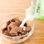 「チョコモーニ」は牛乳をかけると、すぐにココアパウダーが溶け出してくるのが目に見えてわかります