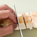 業スーの「スモークチキンスライス」はスライスされているけれど、1枚あたりはわりと大きめ