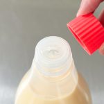 買ったばかりのボトルキャップを開けると、シーリングはされていないところに、潔さと徹底したコストカットが伺えま