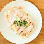 冷凍ピラフのレンチンに5分くらい、全材料費300円以下でこのスモークチキンピラフが完成しちゃうんです