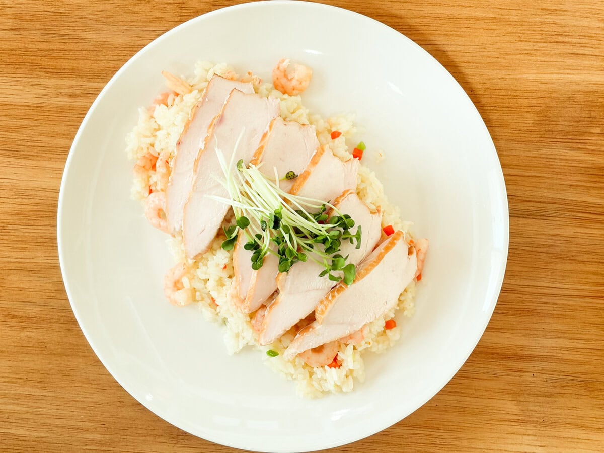 冷凍ピラフのレンチンに5分くらい、全材料費300円以下でこのスモークチキンピラフが完成しちゃうんです
