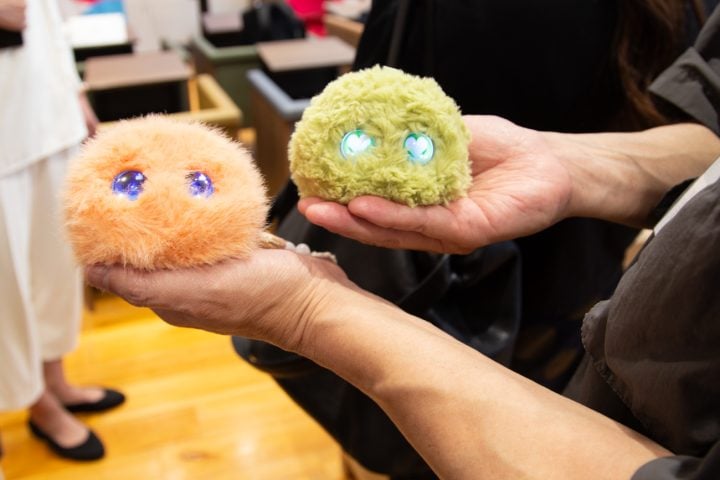 【昭和の漢も陥落!?】ただのぬいぐるみと思ったら大間違い!ヤバい進化を遂げた育成型AIペット「Fuzozo」にハートを奪われた
