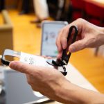 この「3WAYスマホスタンドPop Bar」の特長は、縦置き・横置きにも対応する約20～90°の可動域を持つスタンド