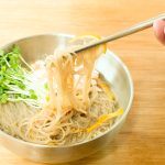 酢の効いた冷麺に「スモークチキンスライス」はよく合う食材です!