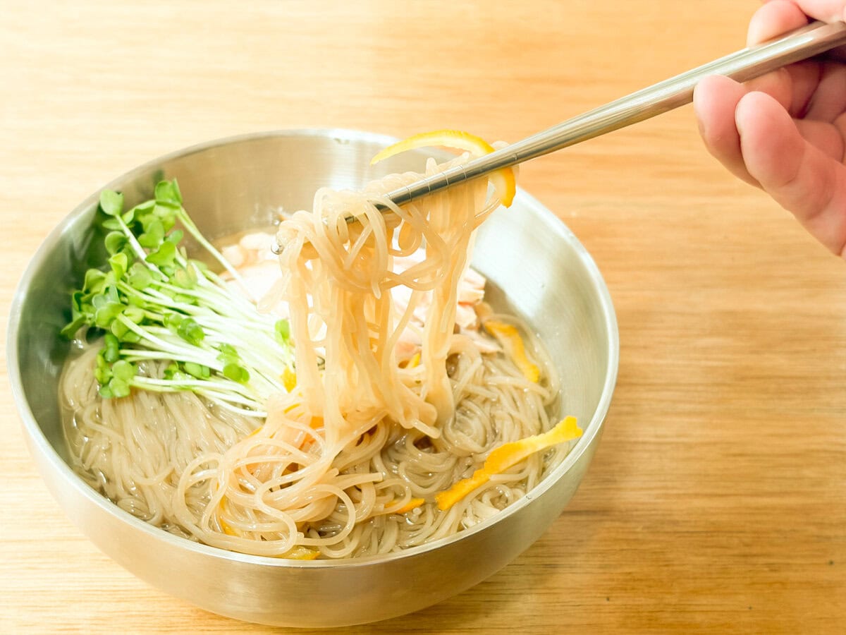 酢の効いた冷麺に「スモークチキンスライス」はよく合う食材です！