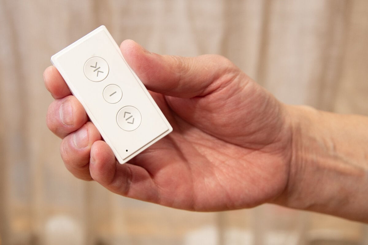 リモコンでのカーテン開閉は、見通し距離で約60m、壁越しでも約30mの操作が可能