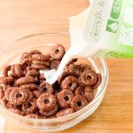 「チョコリング」は牛乳をかけても表面のココアパウダーはすぐに溶け出してきません