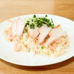 業スー「スモークチキンスライス」をたっぷり載せて、スプラウトで彩りを添えれば、オシャレなスモークチキンピラフの完成