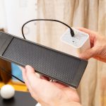 窓に設置できるオプションのソーラーパネルを取り付ければ、定期的な充電も不要に