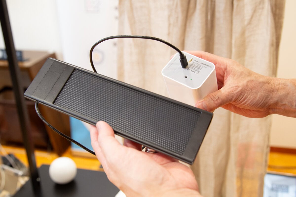 窓に設置できるオプションのソーラーパネルを取り付ければ、定期的な充電も不要に