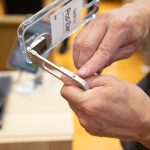 3WAYと言いつつ、4つめの機能「ホイッスル」がある「3WAYスマホスタンドPop Bar」