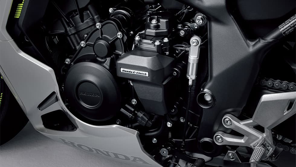「Honda E-Clutch」は、TBW(スロットルバイワイヤ)と連携によって、変速ショック低減やライディングモードの選択も可能となり、「走りそのものに集中するシーンで得られる、より一層の充実感」を叶えてくれる