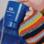 【ビームス創業50周年】待望のアニバーサリーアイテムは新旧ロゴを落とし込んだFire-King「アドバタイジングマグ」