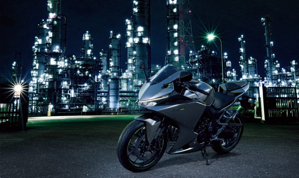 近未来的なフォルムと爽快な走りが魅力のフルカウルロードスポーツモデル「CBR400R FOUR E-Clutch」