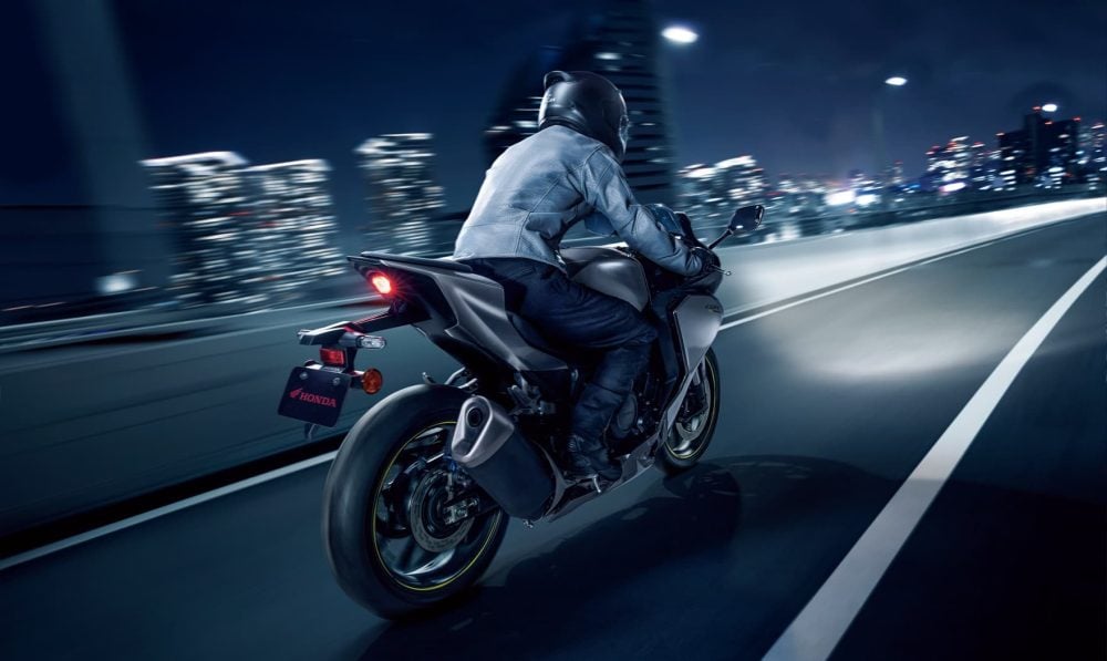 「CBR400R FOUR E-Clutch」は、走りに集中する際のライダーに与える充実感が追求され、”走る”歓びと楽しさを感じさせてくれる一台