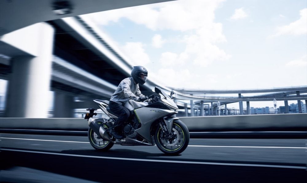 発進、変速、停止など、駆動力が変化するシーンで、ライダーによるクラッチレバー操作を必要とせず、最適なクラッチコントロールを自動制御して、違和感のないスムーズなライディングを可能にするHonda独自の電子制御技術「Honda E-Clutch」が装備