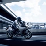 発進、変速、停止など、駆動力が変化するシーンで、ライダーによるクラッチレバー操作を必要とせず、最適なクラッチコントロールを自動制御して、違和感のないスムーズなライディングを可能にするHonda独自の電子制御技術「Honda E-Clutch」が装備