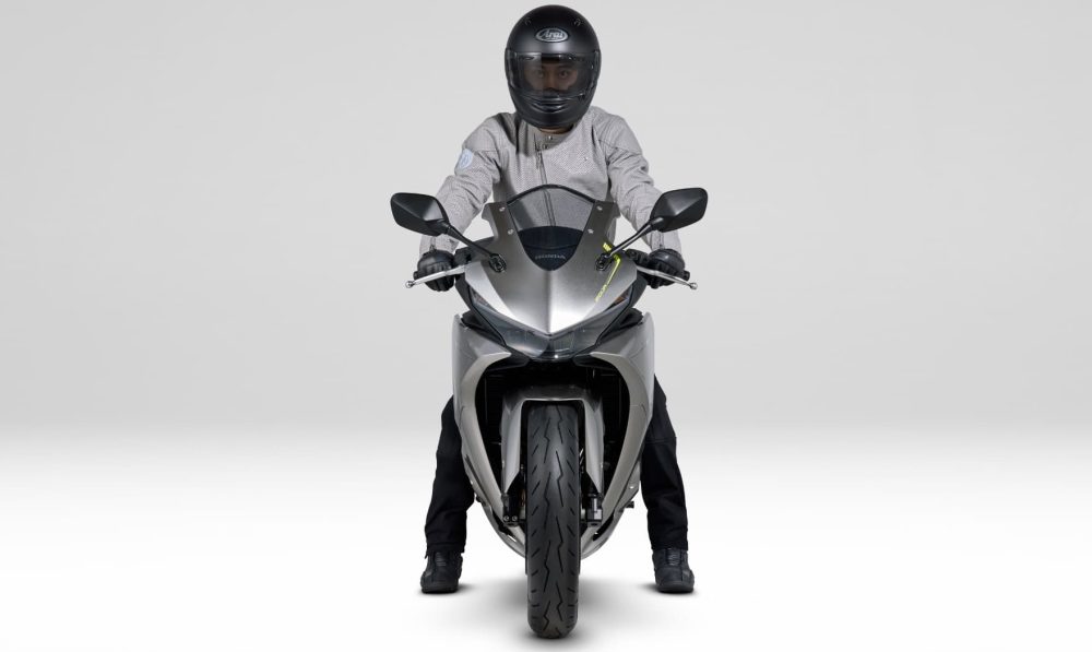 ライディングポジションは、ワインディングにおいてより車体と一体感を感じられる前傾姿勢(フロント)
