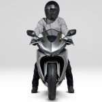ライディングポジションは、ワインディングにおいてより車体と一体感を感じられる前傾姿勢(フロント)