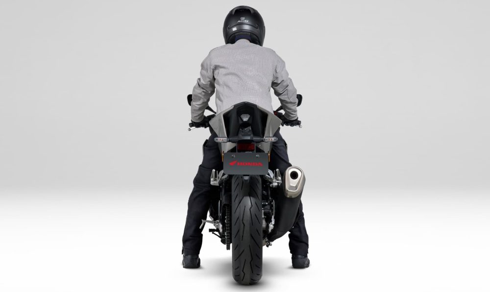 ライディングポジションは、ワインディングにおいてより車体と一体感を感じられる前傾姿勢(リヤ)