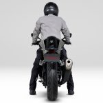 ライディングポジションは、ワインディングにおいてより車体と一体感を感じられる前傾姿勢(リヤ)