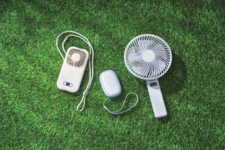 【もはや持ち歩くクーラー】猛暑は最新ギアで完全武装！スマホ充電できるハンディファン、風なしアイスカイロほか最強携帯型クールガジェット4選
