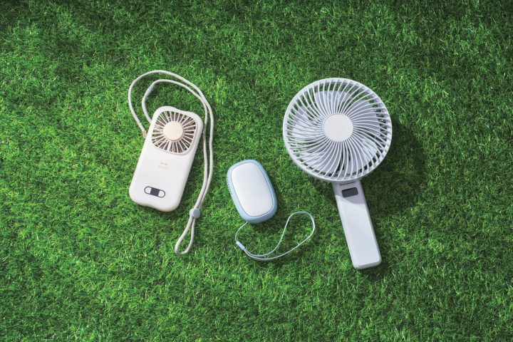 【もはや持ち歩くクーラー】猛暑は最新ギアで完全武装!スマホ充電できるハンディファン、風なしアイスカイロほか最強携帯型クールガジェット4選