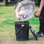 プレート型なので灰の処理、後片付けがしやすい。収納バッグも付属し、コンパクトに持ち運べる