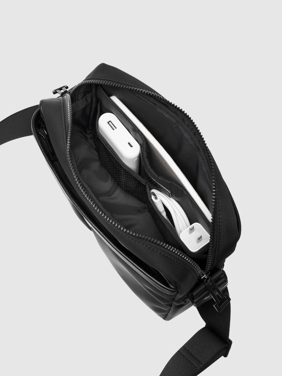 小ぶりなサイズながら内外に5つのポケットを備え、身の回りの荷物をすっきり整理できる