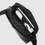小ぶりなサイズながら内外に5つのポケットを備え、身の回りの荷物をすっきり整理できる