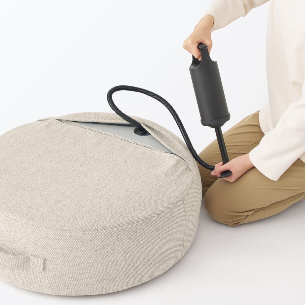 ふくらませるのは別売のエアポンプで
