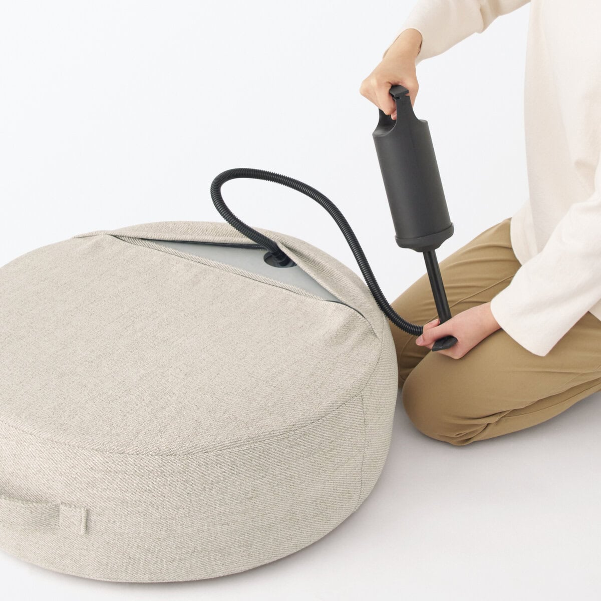 ふくらませるのは別売のエアポンプで