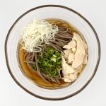 みうら食品 山形名物 冷たい肉そば/夏のカンタンちょい足しアレンジ「サラダチキン+2種のネギ盛り」