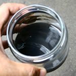 抜いたオイルに渦のようなものが見えることがある。微細な金属粉によるもので、交換しないと循環し続けるのでさらにエンジン内部を傷つけることになる。