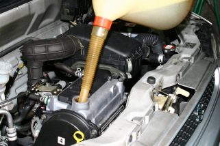 【1.5万km交換は間違い!?】エンジンオイルの「正しい交換時期」とは？チョイ乗り・渋滞も負担大…シビアコンディションの真相を自動車ジャーナリストが解説