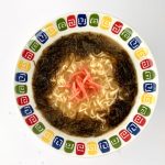 ヒガシフーズ 沖縄丸豚ラーメン/夏のカンタンちょい足しアレンジ「もずく+紅しょうが」