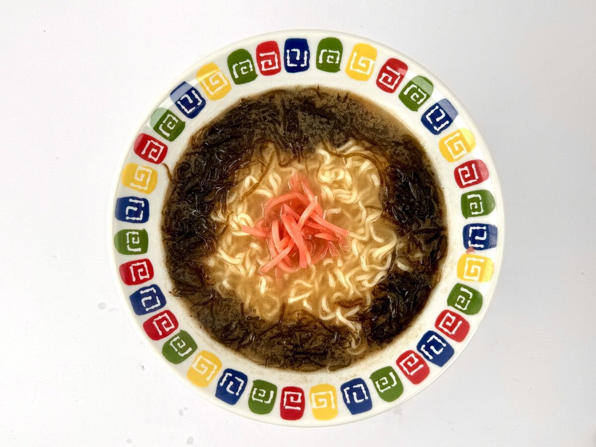 ヒガシフーズ
沖縄丸豚ラーメン／夏のカンタンちょい足しアレンジ「もずく＋紅しょうが」
