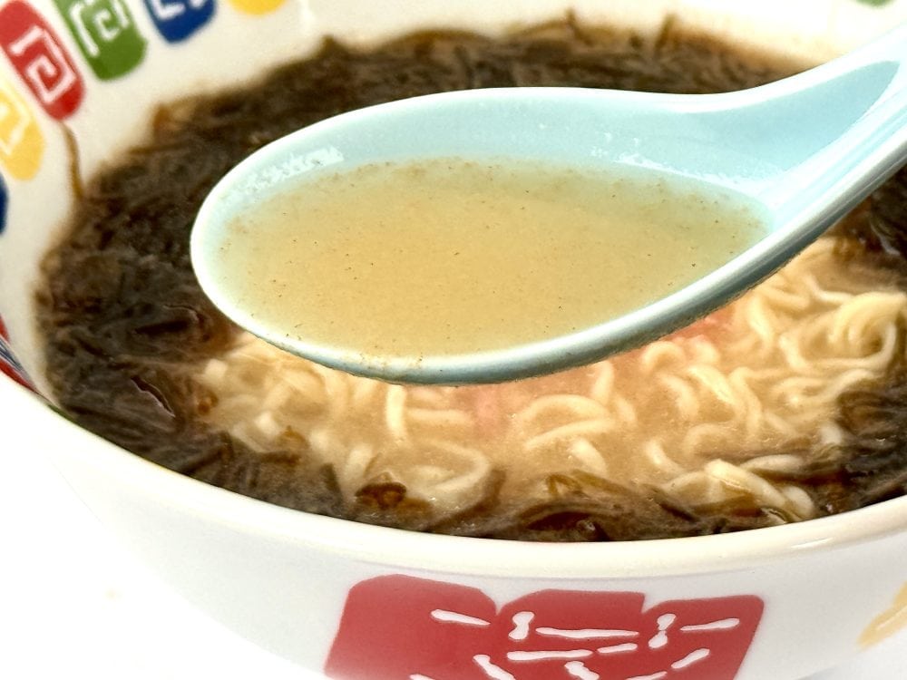 ヒガシフーズ 沖縄丸豚ラーメン/つるみのあるちぢれ麺に、あっさりかつおスープがよく絡む