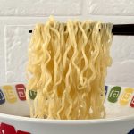 ヒガシフーズ 沖縄丸豚ラーメン/最大の特徴は、麺に沖縄県産の「あぐー豚ミートエキス」を練り込んでいること