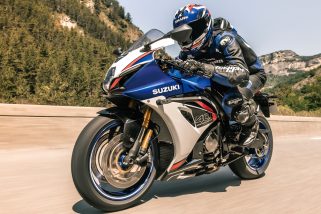 【スズキ最高峰の傑作バイク】新型「GSX-R1000R」は歴代カラーの40周年デザイン！大幅進化した至高のスーパースポーツを乗り物ライターが解説