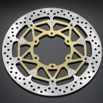 フロントブレーキには強力な制動力を発揮してくれるブレンボ製のモノブロックラジアルマウントブレーキキャリパーを採用