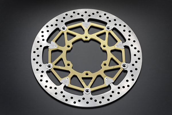 フロントブレーキには強力な制動力を発揮してくれるブレンボ製のモノブロックラジアルマウントブレーキキャリパーを採用