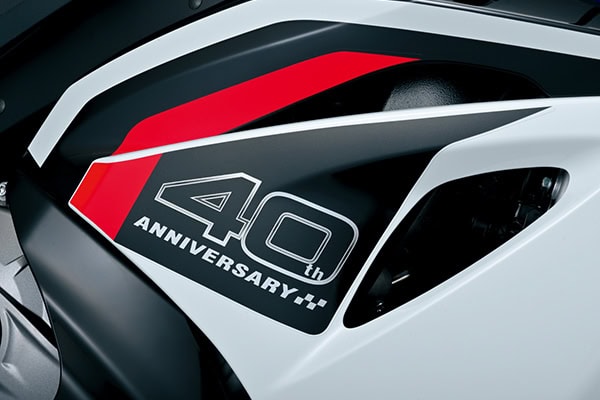 サイドフェアリングには「40周年記念グラフィック」デカール