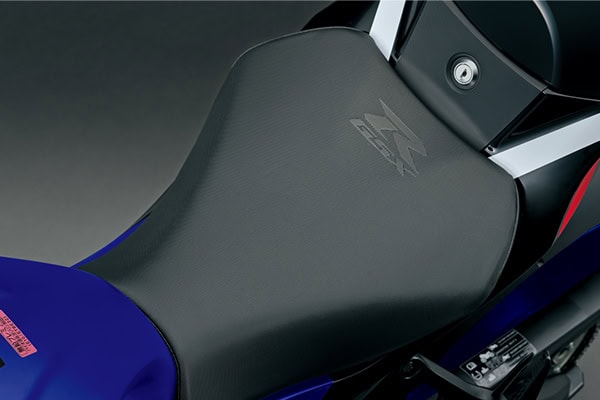 GSX-Rロゴを配したシート