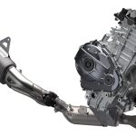4-2-1エキゾーストシステムにはショットブラスト加工を施したスリムなチタン製マフラーを採用